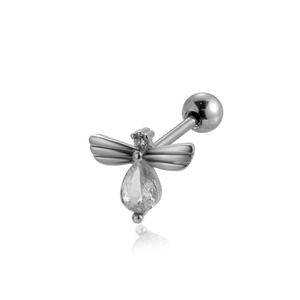 Dettaglio di un orecchino a perno a libellula in acciaio inox argento con zircone rosa