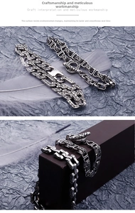 Dettaglio del bracciale punk in acciaio inossidabile con motivi incisi e chiusura OT