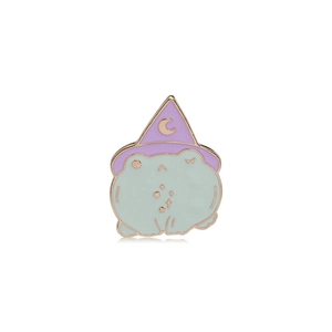 Détail d'une épinglette grenouille avec chapeau de magicien violet et motifs lune dorée