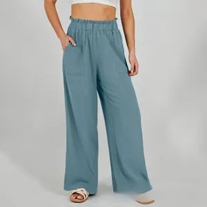 Dettaglio dei pantaloni in cotone e lino a vita alta con elastico e tasche laterali