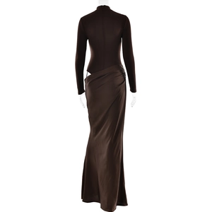 Détail de robe longue moulante marron foncé avec dos nu et plissée à la taille