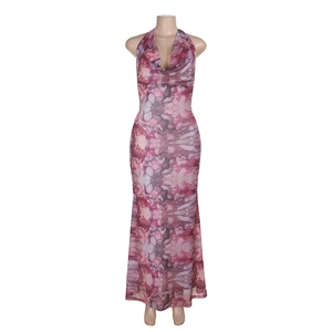 Robe longue dos nu avec imprimé marbre violet et rose et décolleté en V plongeant