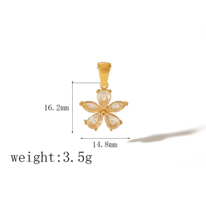 Détail du pendentif fleur en zircon or 18 carats avec dimensions 16,2mm x 14,8mm et poids 3,5g