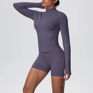 Détails de l'ensemble de yoga côtelé avec veste zippée et short taille haute en violet fumé