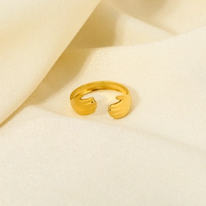 Bague câlin dorée élégante pour couples avec un design créatif et minimaliste