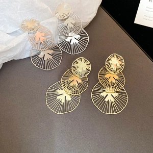 Détails de boucles d'oreilles en métal en forme d'éventail ajouré or et argent