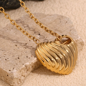 Détail du pendentif cœur plaqué or 18 carats avec texture coquille sur chaîne en O dorée