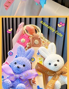 Niedlicher gewebter Kaninchen Schlüsselanhänger Harz Taschenaccessoire mit Schleife.