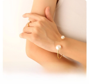 Detail of 18K gold plated surgical titanium steel pearl bracelet and ring set for women