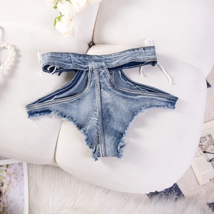 Detail von blauen High-Waist Denim-Shorts mit Fransensaum und Schnür-Elementen