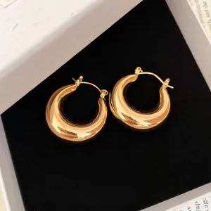 Créoles dorées épaisses polies avec fermoir charnière dans une boîte à bijoux de luxe