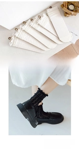 Detail japanischer Netzsocken mit Spitzenbesatz und elegantem Rüschendesign für Damen