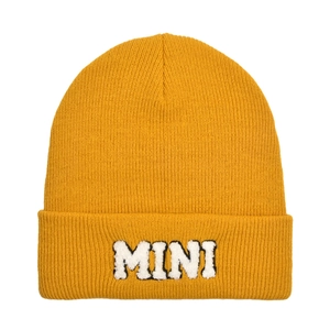 Dettaglio del cappello in maglia giallo senape con ricamo patch MINI in peluche bianco