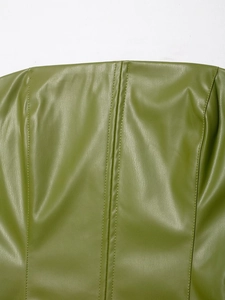 Gros plan détaillé de la robe en cuir PU vert olive avec coutures doubles professionnelles