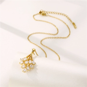 Collana dorata a forma di ventaglio con zirconi brillanti e catena di estensione