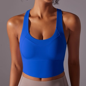 Gros plan d'un soutien-gorge de sport bleu foncé sans couture avec dos nageur et col en U