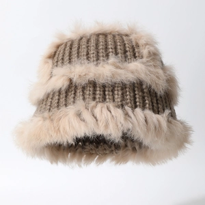 Braune Strickmütze für Damen mit dickem Kaninchenfellbesatz für den Winter