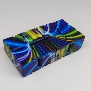Dettaglio del cubo infinito con vivaci motivi aurora verde e blu su uno sfondo bianco pulito