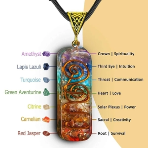 Colgante de resina 7 Chakras con piedras naturales y espiral de cobre en cordón negro