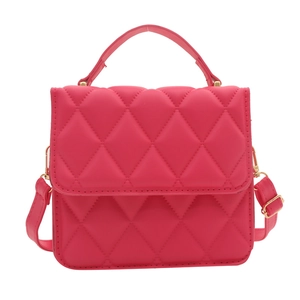 Petit sac carré matelassé fuchsia avec bandoulière et détails dorés pour femme