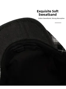 Gros plan sur le bandeau en coton et les détails de couture intérieure du béret noir