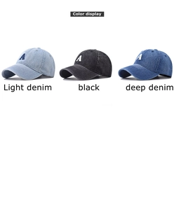 Dettaglio dei cappellini da baseball in denim lavato con ricamo della lettera A