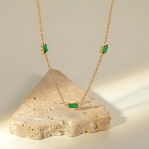 Élégant collier en acier inoxydable plaqué or 14K avec trois pierres carrées vert émeraude