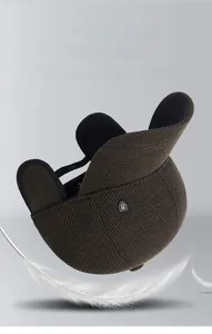 Detailansicht der Wintermütze mit Ohrenschützern, winddichtem Stoff und Thermo-Design