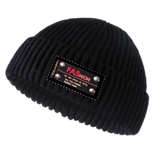 Berretto in maglia nera spessa con patch in pelle e rivetti metallici argentati