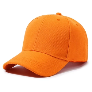 Vista dettagliata di un cappellino da baseball arancione con tessuto premium e occhielli