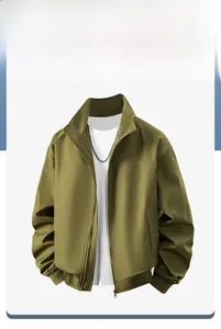 Detail einer olivgrünen Freizeitjacke mit Stehkragen, Metallreißverschluss und Rippbündchen