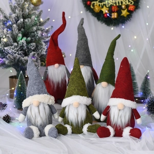 Set nordische Weihnachtsgnome Plüschpuppen in festlicher Szene mit Dekorationen