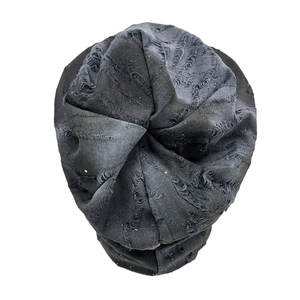 Détail du bonnet en maille avec effets usés et fils scintillants de style grunge