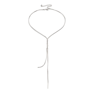 Minimalistische silberne Y-förmige Schlangenkette mit eleganten Metallquasten und Verschluss