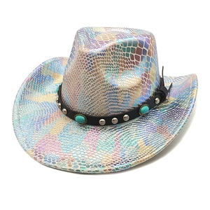 Dettaglio cappello cowboy cangiante motivo serpente con borchie turchesi e fascia cuoio