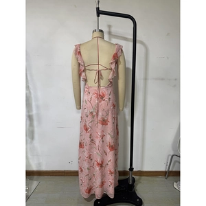 Détail de la robe maxi fleurie rose avec dos nu et lacets croisés pour un style bohème