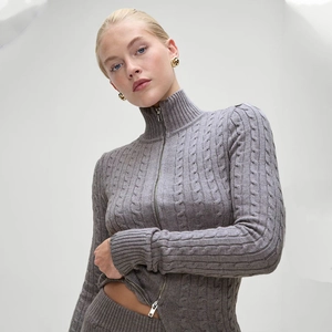 Détail de la maille torsadée grise sur le pull à manches longues avec fermeture éclair