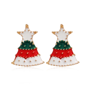 Boucles d'oreilles sapin de Noël en émail rouge et vert avec bordure dorée sur fond blanc