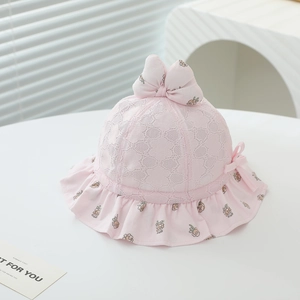 Détail d'un chapeau de soleil rose pour bébé avec dentelle florale et nœud mignon