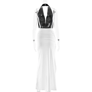 Détail du dos montrant le design licou noir sur une robe longue blanche élégante