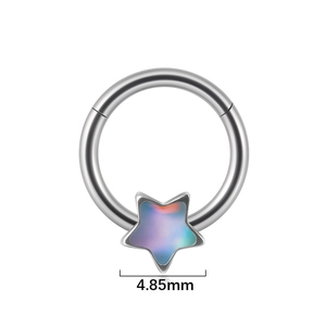 Détail macro d'un anneau de nez en acier avec pendentif en opale en forme d'étoile