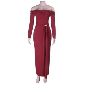 Robe longue moulante bordeaux à épaules dénudées avec boucle dorée et drapé élégant