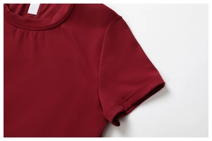 Detailed view of the dark red quick-dry t-shirt neckline and seamless stitching quality