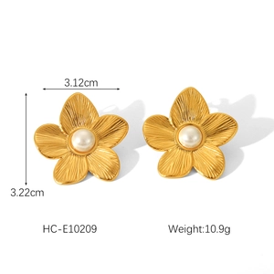 Detailed view of 18k gold flower earrings with pearls and dimensions 3.12cm x 3.22cm