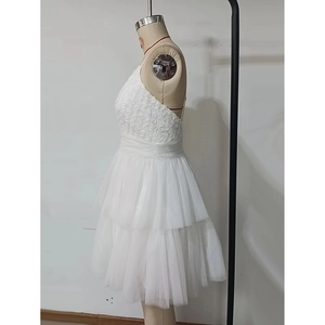 Details des weißen Minikleides mit 3D-Blumenstickerei und Rock aus Lagen-Tüll