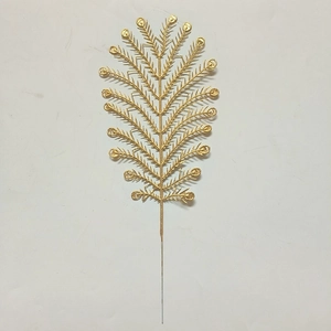 Vue détaillée de feuilles de ginkgo artificielles dorées avec texture de veines fines