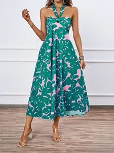 Détail d'une robe dos nu fleurie montrant la découpe à la taille et l'imprimé