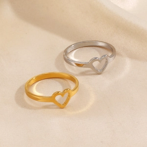 Bague cœur minimaliste en acier inoxydable doré et argenté sur tissu satiné