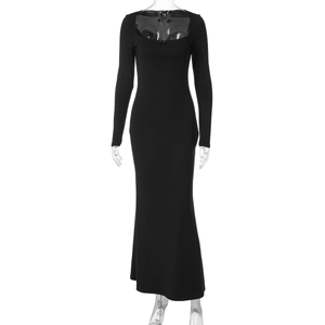 Détail de la robe longue noire ajustée à manches longues avec une encolure en U