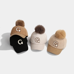 Detail von Winter-Baseballkappen für Kinder aus Lammwolle mit Bommel und Buchstabe G